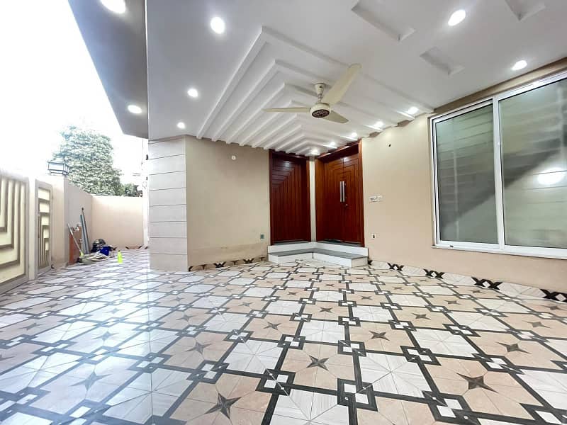 Luxurious 9 Marla Corner House with Gas for Sale in AA Block, Sector D, Bahria Town Lahore 1