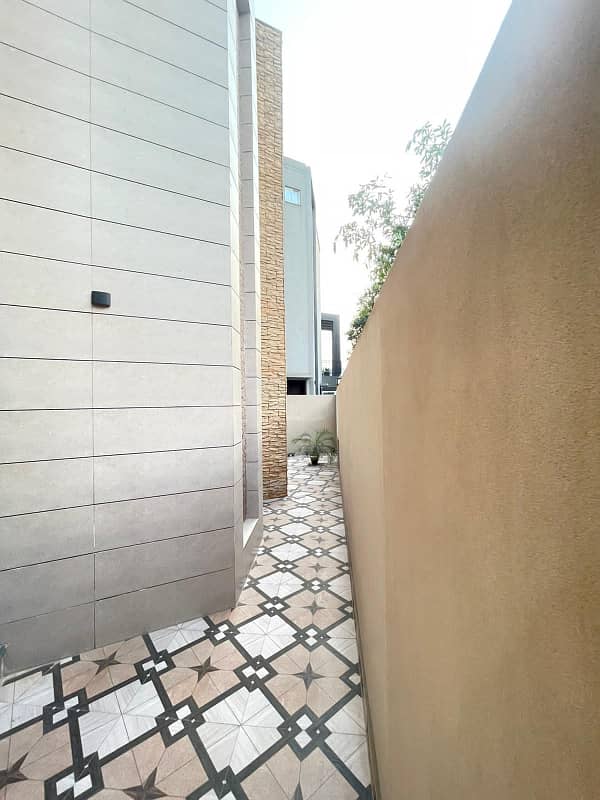 Luxurious 9 Marla Corner House with Gas for Sale in AA Block, Sector D, Bahria Town Lahore 3
