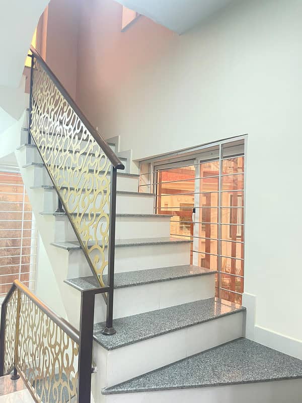 Luxurious 9 Marla Corner House with Gas for Sale in AA Block, Sector D, Bahria Town Lahore 5
