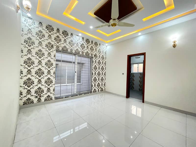 Luxurious 9 Marla Corner House with Gas for Sale in AA Block, Sector D, Bahria Town Lahore 19