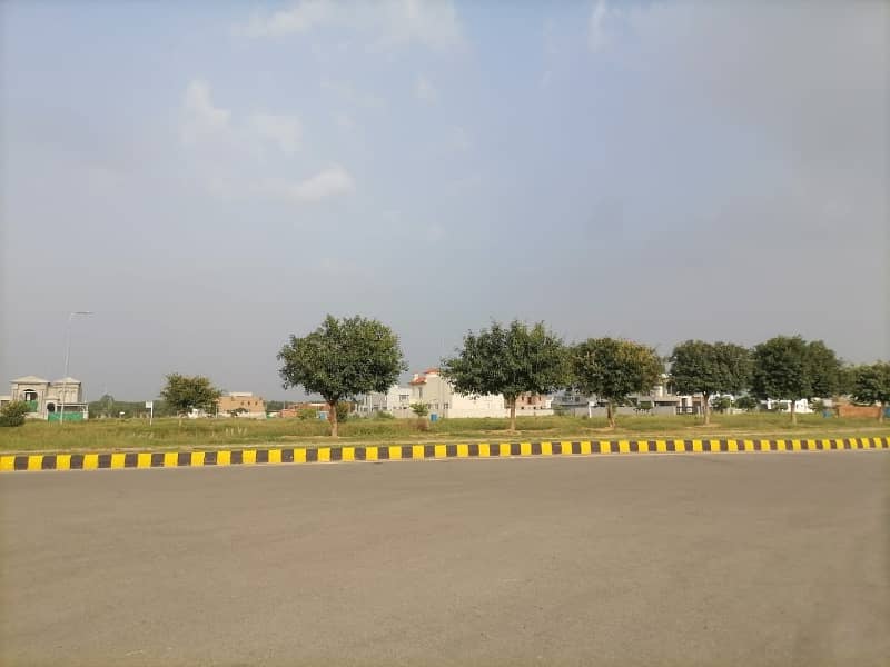1 kanal plot for sale in DHA. 3