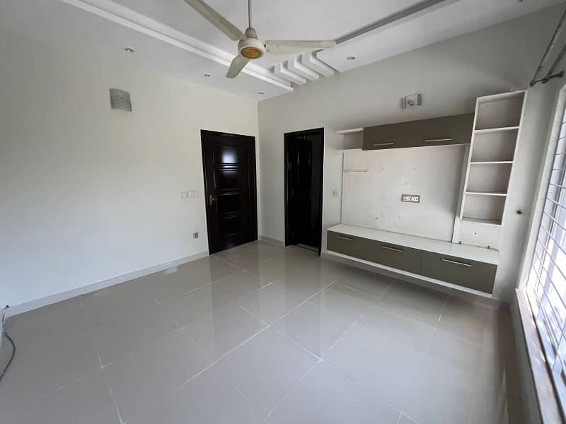 Modern 11 Marla Upper Portion for Rent in Gulbahar Block with Gas Facility! 4