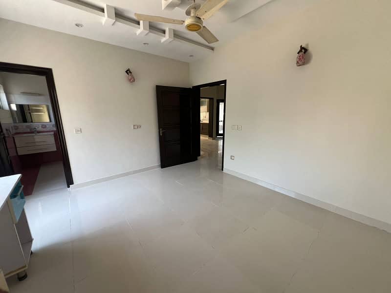Modern 11 Marla Upper Portion for Rent in Gulbahar Block with Gas Facility! 7