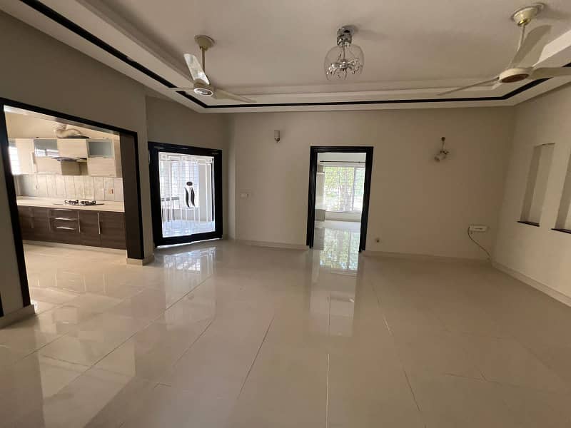 Modern 11 Marla Upper Portion for Rent in Gulbahar Block with Gas Facility! 8