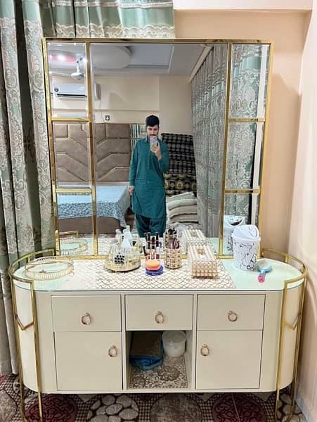 Bed with Dressing table and Almari 4