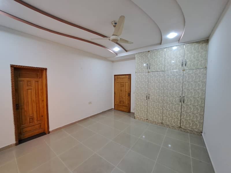 Luxurious 5-Bedroom House for Rent in Overseas B Block - PKR 120,000/Month 19