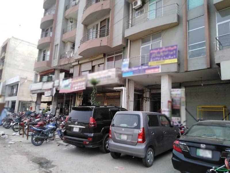 In Johar Town Phase 2 - Block H3 Flat Sized 700 Square Feet For sale 2