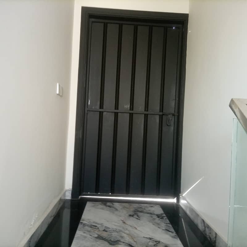 10 Marla Luxurious Upper Portion for Rent with 3 Bedrooms - Prime Location in Bahria Town Lahore! 1