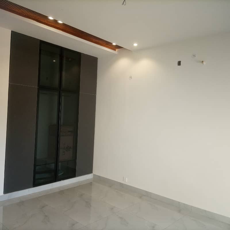 10 Marla Luxurious Upper Portion for Rent with 3 Bedrooms - Prime Location in Bahria Town Lahore! 8