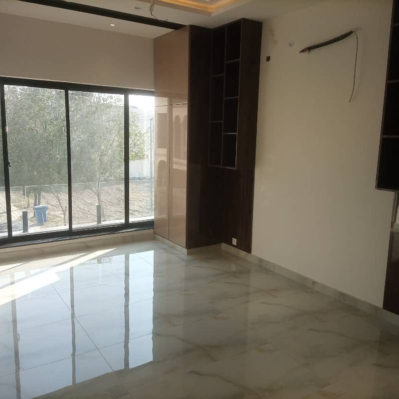 10 Marla Luxurious Upper Portion for Rent with 3 Bedrooms - Prime Location in Bahria Town Lahore! 13