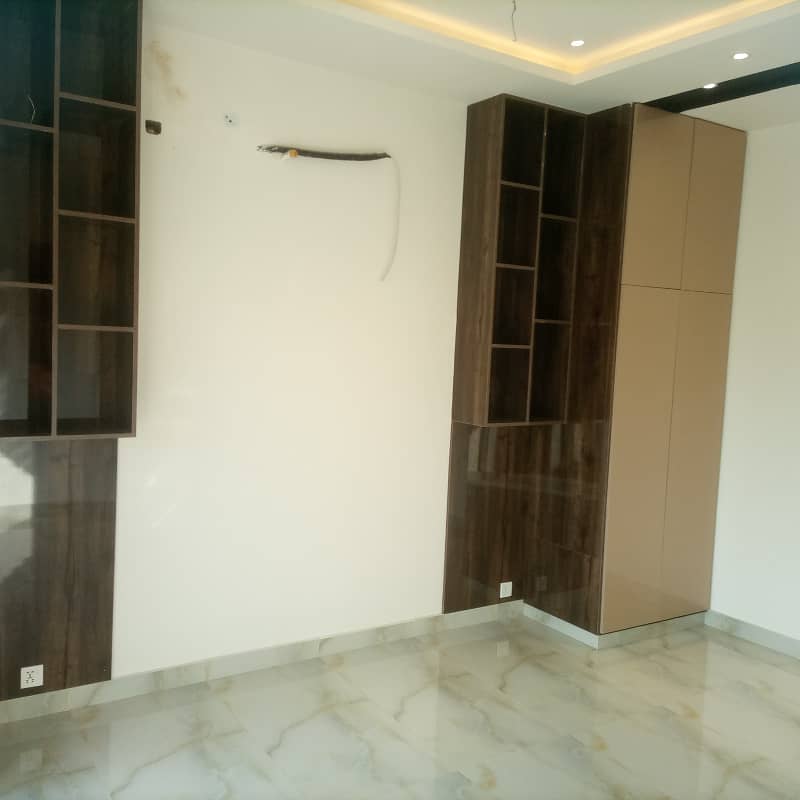 10 Marla Luxurious Upper Portion for Rent with 3 Bedrooms - Prime Location in Bahria Town Lahore! 14