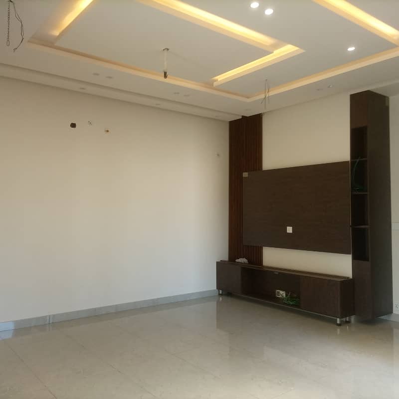 10 Marla Luxurious Upper Portion for Rent with 3 Bedrooms - Prime Location in Bahria Town Lahore! 18