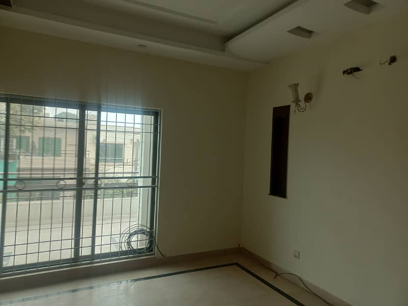 ROOM & PORTIONS AVAILABLE FOR RENT IN DHA 10