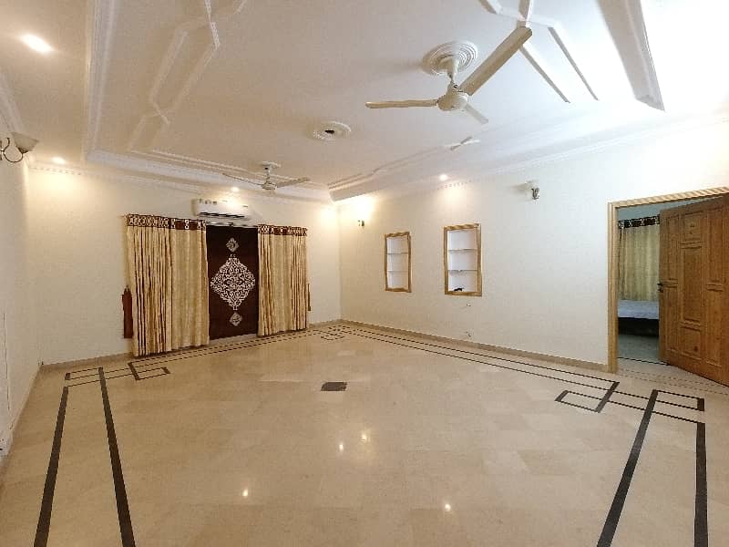 Prime Location 1 Kanal House Is Available For Rent 27