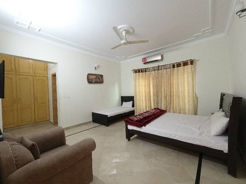 Prime Location 1 Kanal House Is Available For Rent 34