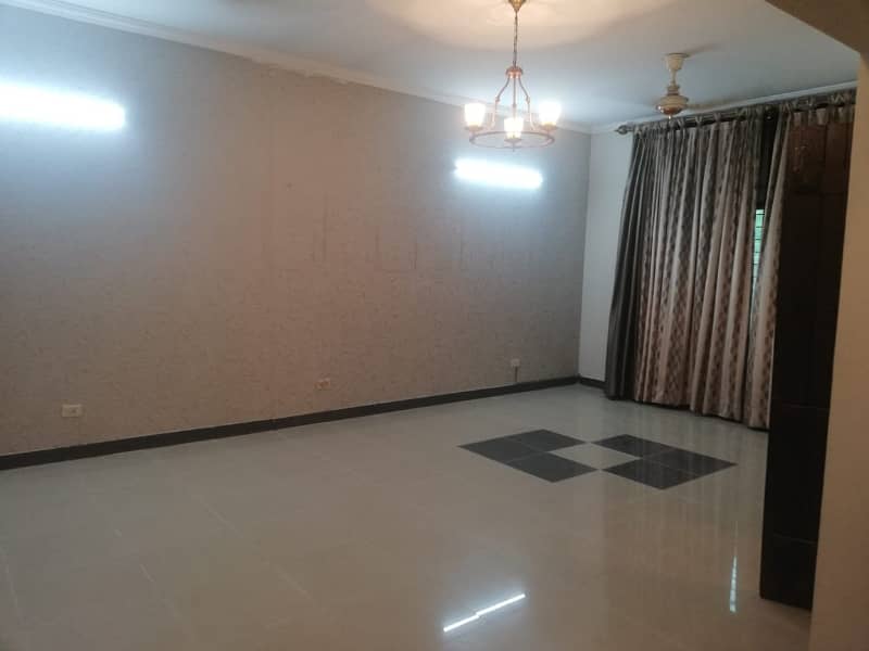 Askari 11, Sector B, 10 Marla, 04 Bed, Luxury House For Rent. 9