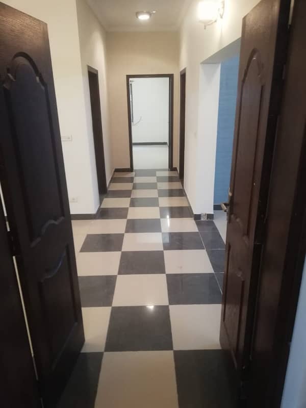 Askari 11, Sector B, 10 Marla, 04 Bed, Luxury House For Rent. 20