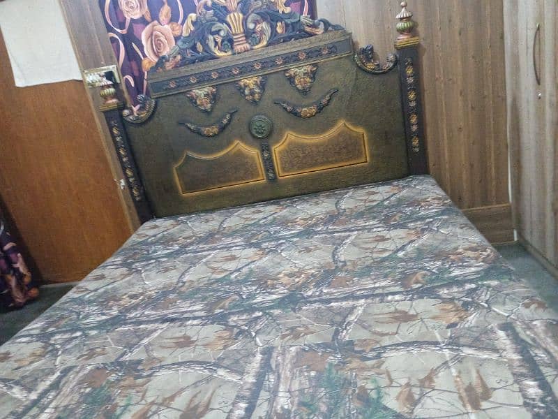 Bed with metress for sale price me thori kami beshi ho. jye gi 2