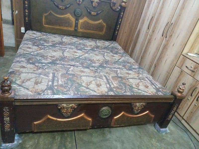 Bed with metress for sale price me thori kami beshi ho. jye gi 3