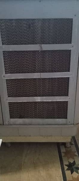 iron body cooler in good condition 1