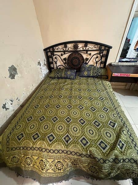 Queen Size Iron Bed 0