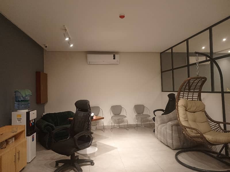8 MARLA FURNISHED OFFICE FLOOR AVAILABLE FOR RENT FACING COURTYARD 25