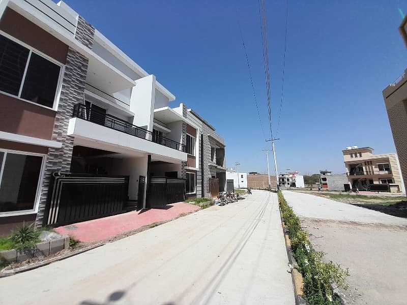 Plot For Sale on ideal location new lalazar 9