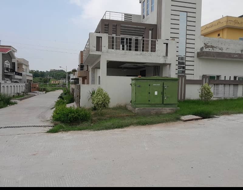 Corner Boulevard Plot For Sale On Very Ideal Location 4