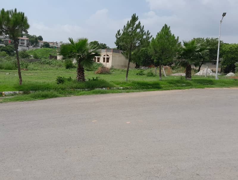 Corner Boulevard Plot For Sale On Very Ideal Location 6