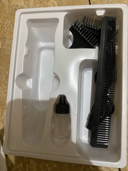 TRIMMER X FOR sale with all accessories only 1 day used 4