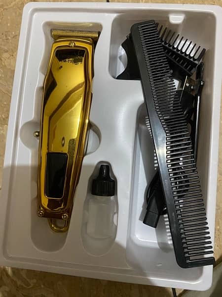 TRIMMER X FOR sale with all accessories only 1 day used 8