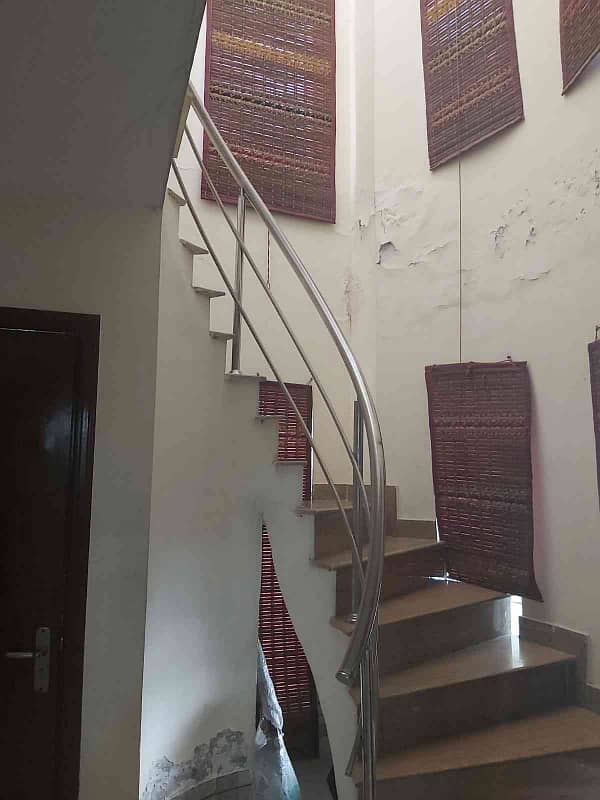 10MARLA HOUSE WITH GASS FOR SALE IN Safari Villas SECTOR B BAHRIA TOWN LAHORE 2