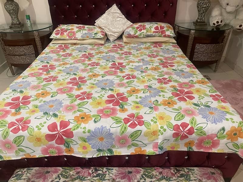 bed sheet with 4 pillow covers, 2 cushions 2