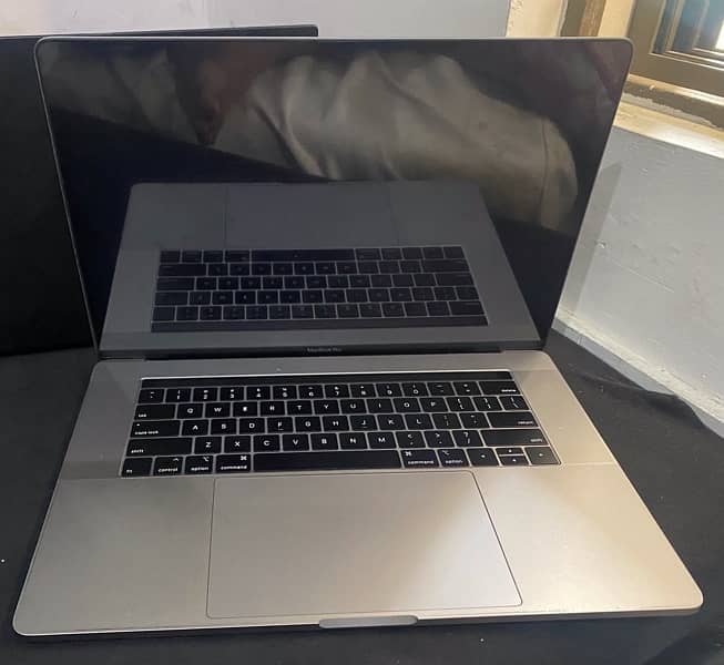 apple macbook Pro 2018 15 inch 10/10 1