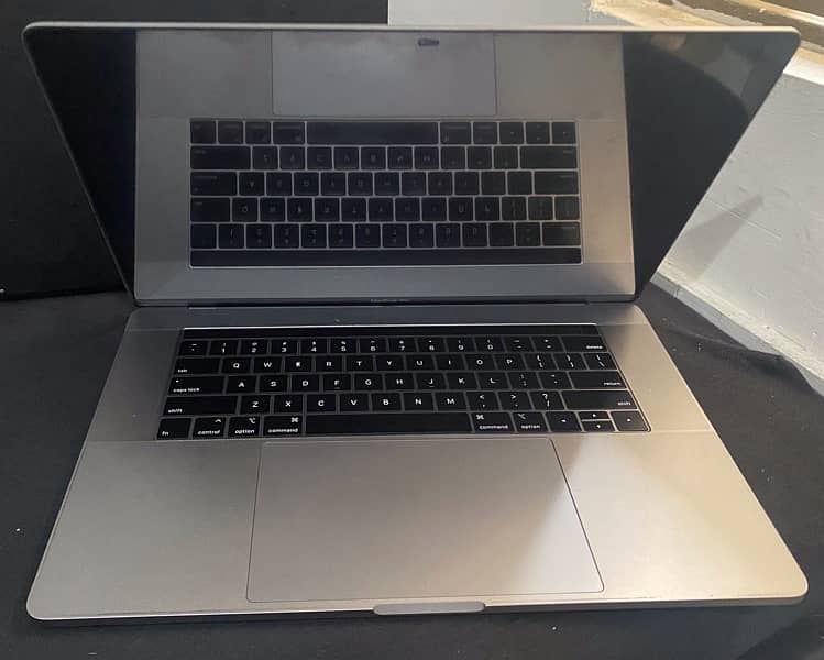 apple macbook Pro 2018 15 inch 10/10 2