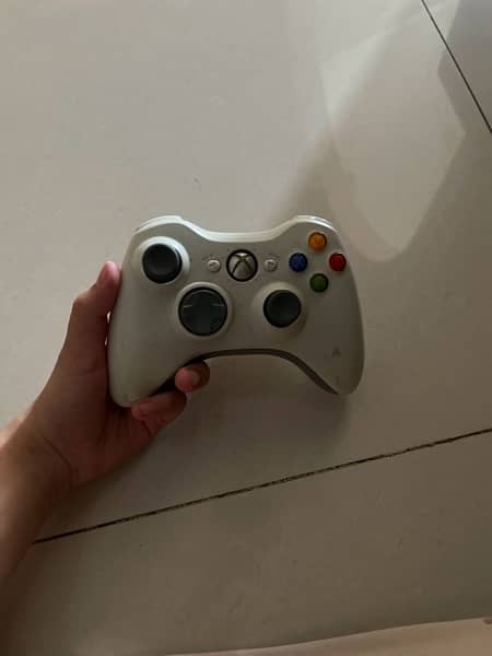 Xbox 360 with controllers 0