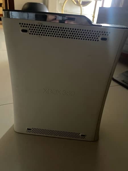 Xbox 360 with controllers 3