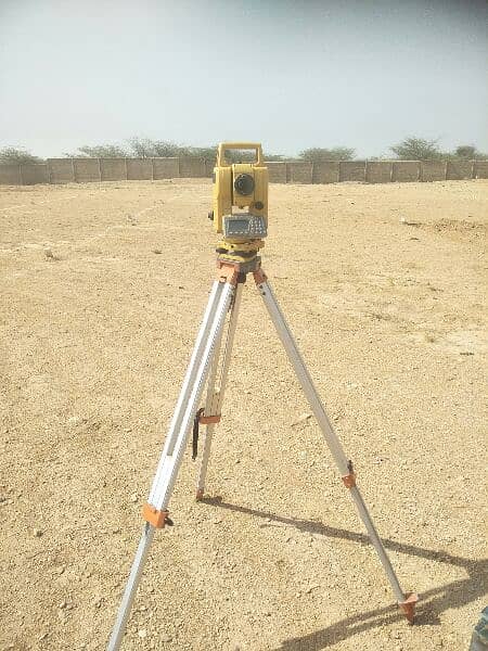 Surveyor with totalstation 03193307245 3