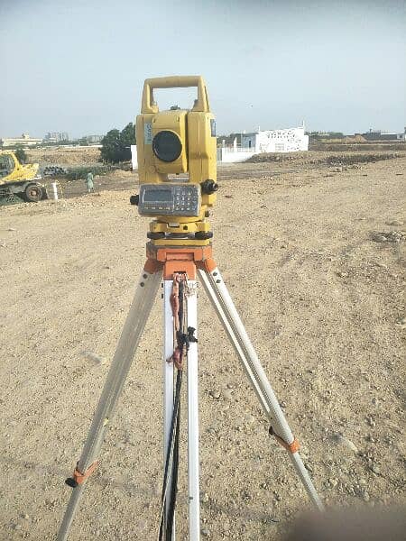 Surveyor with totalstation 03193307245 4