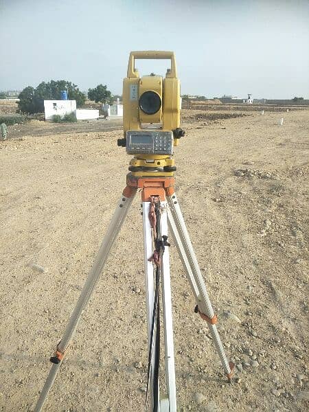 Surveyor with totalstation 03193307245 5
