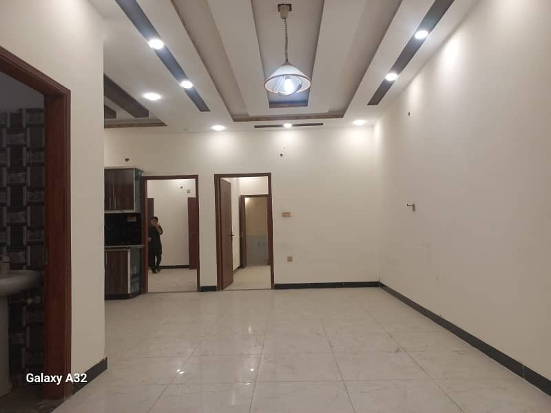 Prime Location Clifton - Block 3 Flat Sized 1100 Square Feet Is Available 4