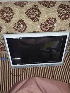 LCD 24 inches urgent sell Karni ha peson ki zarorat ha