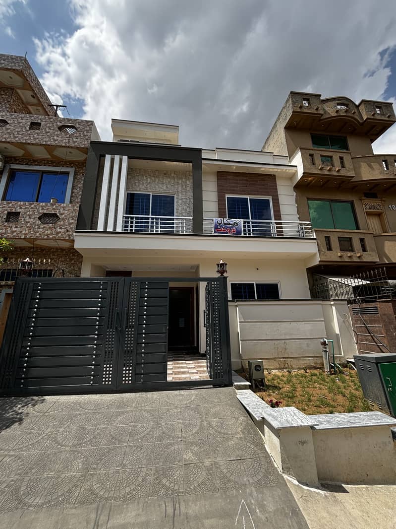 25 40 LUXURY SOLID CONSTRUCTION HOUSE AVAILABLE FOR SALE IN G-13 on IDEAL LOCATION 5