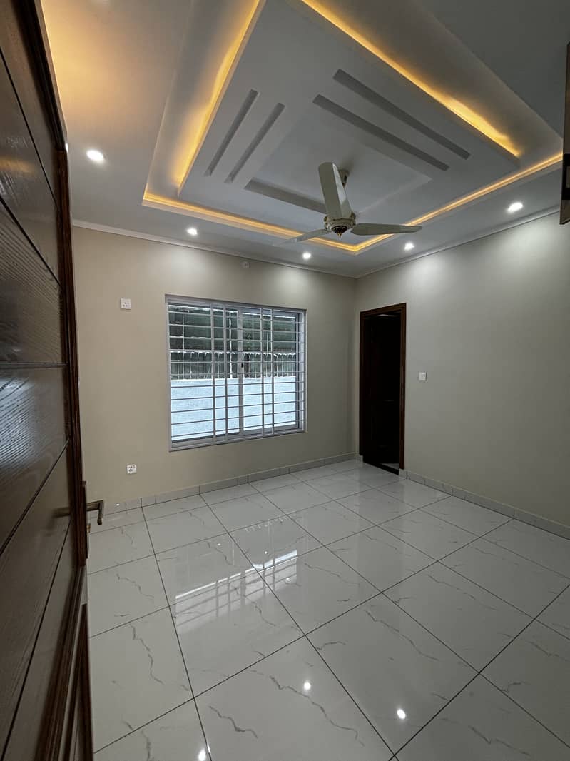 25 40 LUXURY SOLID CONSTRUCTION HOUSE AVAILABLE FOR SALE IN G-13 on IDEAL LOCATION 15