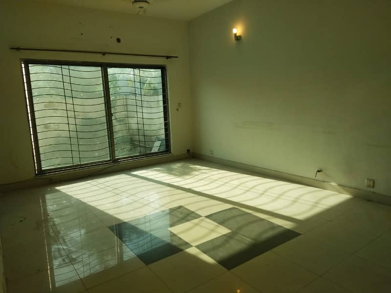 Askari 11, Sector A, 10 Marla, 03 Bed, Luxury House for Rent. 21