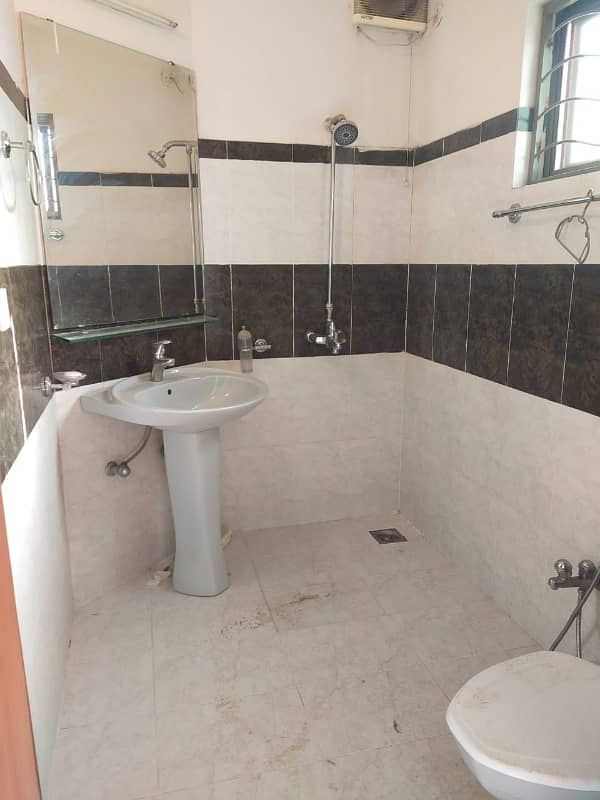 Askari 11, Sector A, 10 Marla, 03 Bed, Luxury House for Rent. 27
