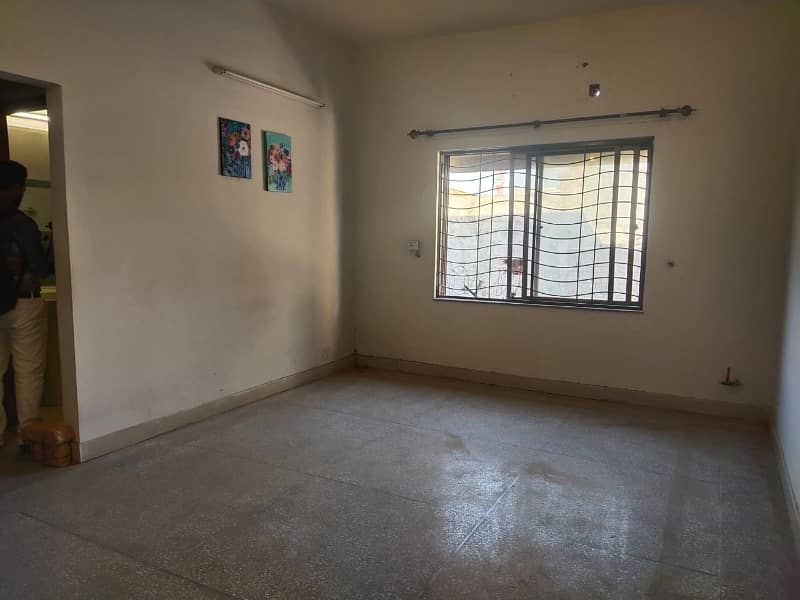 Askari 11, Sector A, 10 Marla, 03 Bed, Luxury House for Rent. 32