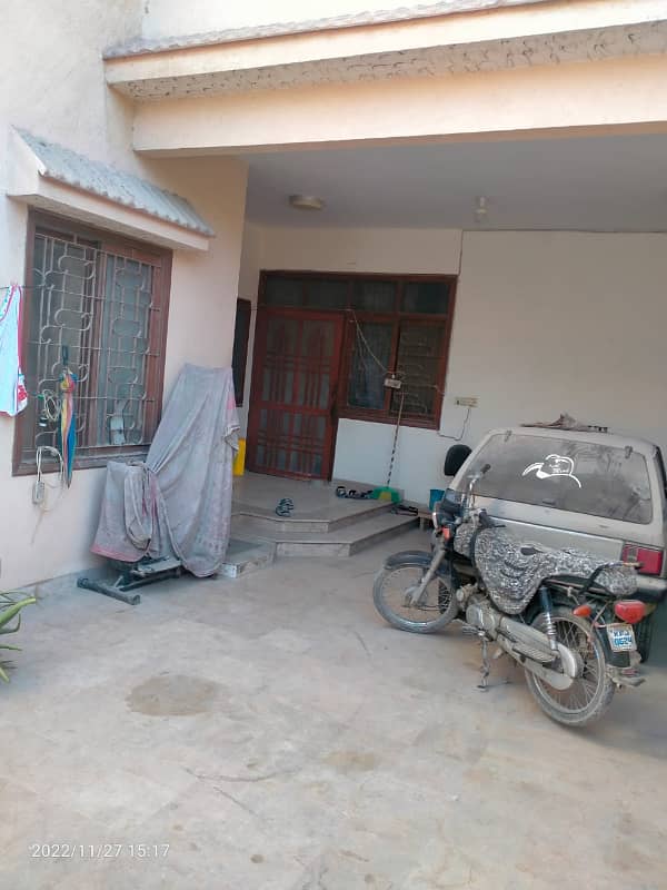 275 sq. yrd triple story westopen 8 bed dd 100 ft road block 13-d-2 gulshan-e-iqbal 8