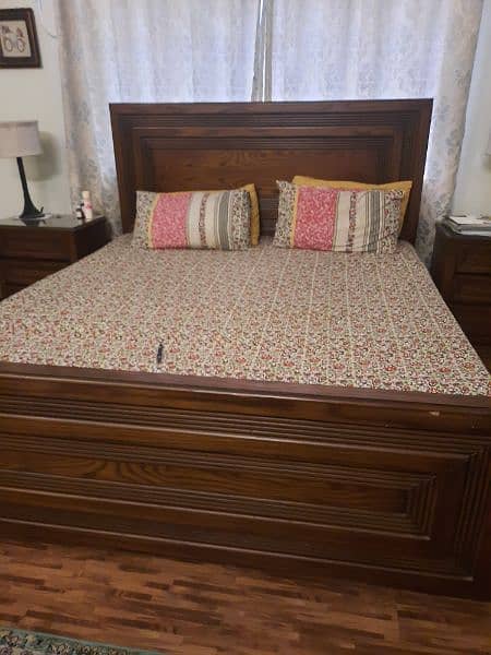 King bed with side tale and dressing 3