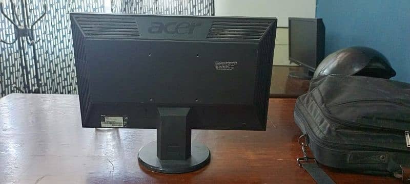 accer Lcd 19 inch wide 1